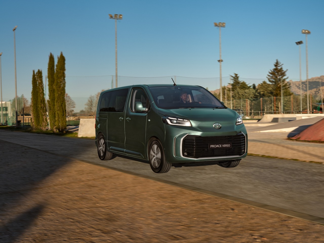 Der Toyota Proace unterwegs auf der Landstrasse