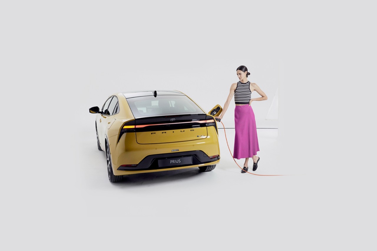 Der Prius ist so vielfältig und abwechslungsreich wie mein Alltag als Modell. Er wechselt zwischen Hybrid- und Benzin-Antrieb so wie ich meine Kleider für ein Shooting oder Walk. Und das immer mit voller Power. Bis leistungsstarke 223 PS.