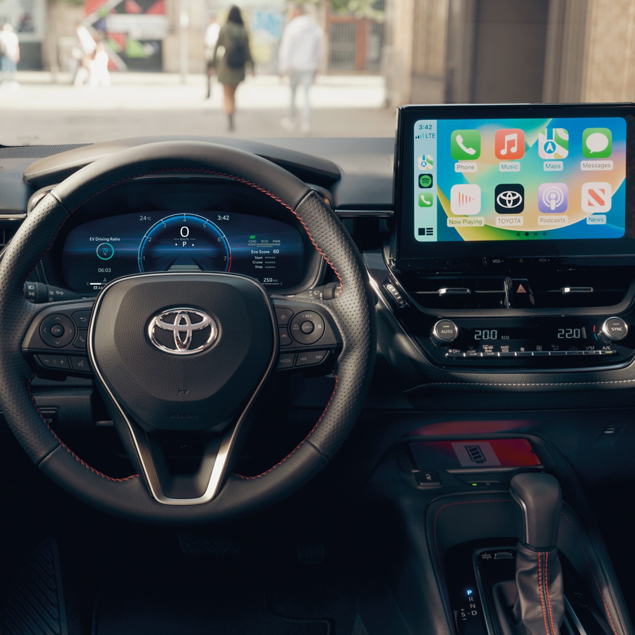 In einem Toyota mit schwarzem Armaturenbrett zeigt der Multimedia-Touchscreen die Home-Seite von Apple CarPlay.