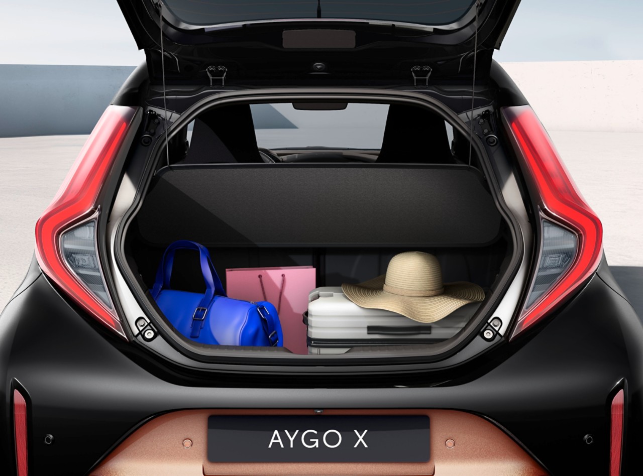 Vollgepackter Kofferraum des Aygo X