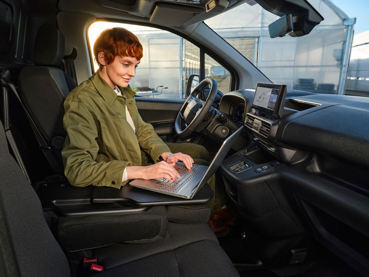 Arbeiten mit dem Notebook auf dem ausklappbaren Tisch in der Kabine