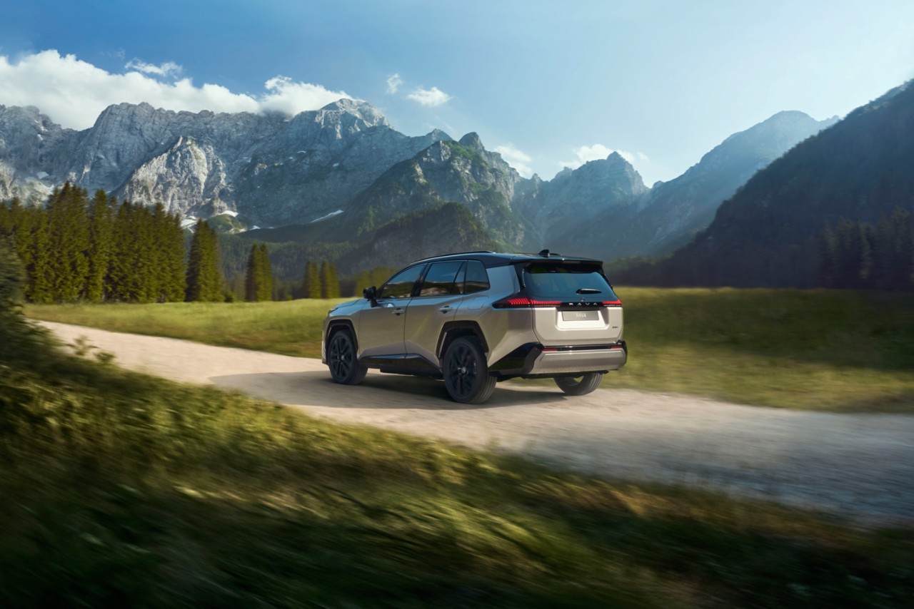 Ein Toyota RAV4 fährt durch eine bergige Landschaft